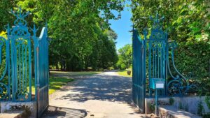 Entrée du parc du château de Saint-Jean de Beauregard.