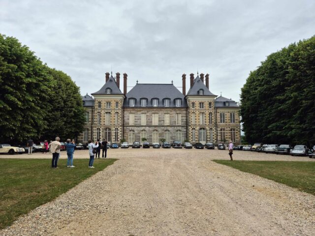 🎨 Fête de la Création et des Métiers d'Art

🚗L’Association Versaillaise des Amateurs de Voitures Anciennes (AVAVA) a pour objectif de favoriser les rencontres entre propriétaires et amateurs de véhicules de collection pour partager ensemble cette belle passion. 

Aujourd'hui nous avons la chance d'accueillir plus de 30 véhicules anciens de collection dans la cour d’honneur du Château. 

🤝🏻Venez à la rencontre de leur propriétaire pour prendre des photos, poser vos questions ou juste admirer ces belles voitures.

#AVAVA #voiruresanciennes #voituresdecollection  #exposition #vente #salonmetiersdart #metiersdart #art #creation  #creationartistique  #chateaudesaintjeandebeauregard #iledefrance  #piècesuniques #petitesséries