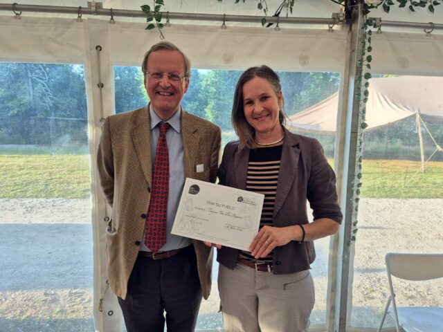 🥳 Fête de la Création et des Métiers d'Art 🥳

Clap de fin pour cette magnifique édition de la Fête de la Création et des Métiers d’Art !

🙏🏻Un immense merci à tous les visiteurs venus à la rencontre des 80 artisans d’art présents au Domaine. Et un grand bravo à ces créateurs passionnés, pour la qualité remarquable de leur travail, leur professionnalisme, leur générosité sur les stands et la beauté singulière de leurs œuvres.

Tout au long du week-end, le public a été invité à voter pour son coup de cœur… et a choisi de récompenser Virginie Van Den Bogaert - @virginie.vandenbogaert - pour ses sculptures d’insectes imaginaires, réalisées à partir d’éléments naturels et industriels – un univers fascinant à découvrir ! 🐝🐜🦟

Ses sculptures d'insectes imaginaires sont réalisées à partir d’éléments naturels et industriels glanés lors de voyages et de promenades. Virginie cherche à révéler la beauté, à donner un caractère à ces créatures étranges, à éveiller la curiosité et la poésie avec une touche d'humour. Elle souhaite partager cette capacité de nous émerveiller pour le monde qui nous entoure. Cette multitude de variétés d'objets assemblés avec minutie incarnent une vision singulière, dans un monde où l’essor industriel menace de submerger la délicatesse de la nature.

https://aaart-valleedechevreuse.fr/exposants/virginie-van-den-bogaert-sculptures-insectes-imaginaires/

http://vandenbogaert.free.fr/

Nous vous donnons rendez-vous l'année prochaine pour un nouveau moment de partage, de découverte et d'émotions !

📆Notez dans les agendas car nous vous attendons les 12, 13 et 14 juin 2026.

#fcma #artisanat #art #piecesuniques #petitesseries #creationartisanale #creationfrancaise #creationunique #creationfaitmain #artisan #artisanatfrancais #savoirfaire #savoirfairefrancais #savoirfaireartisanal #Essonne #Château #Mof #Art #Démonstrations #Ateliers #MOF #exposition #vente #salonmetiersdart #metiersdart #creation #creationartistique #chateaudesaintjeandebeauregard #iledefrance